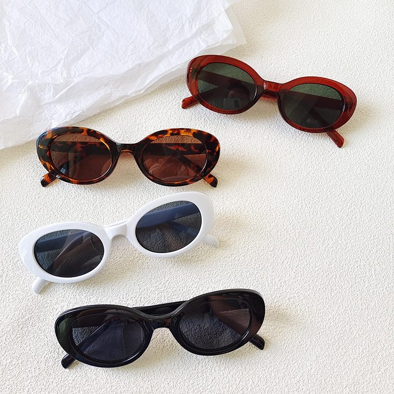 Street Fashion Brands - Kacamata Hitam Oval Kecil Vintage untuk