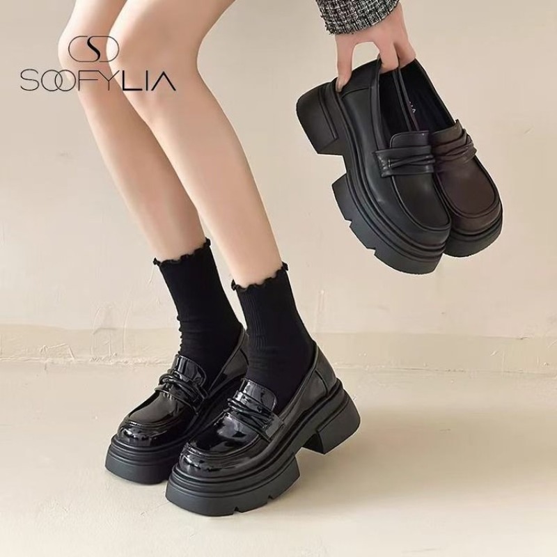Street Fashion Women - Sepatu Loafer Wanita Hitam dengan Sol