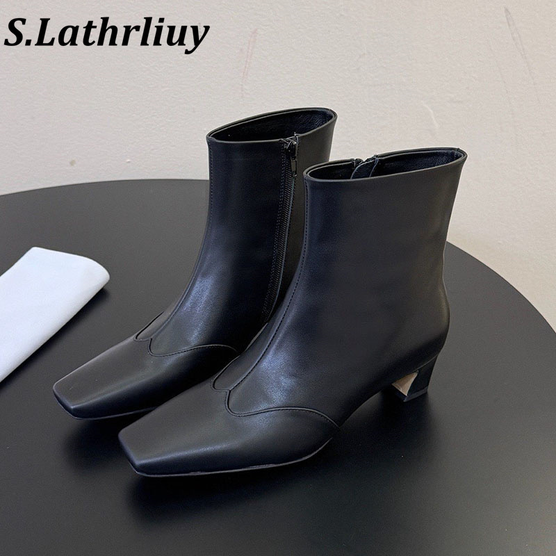 Sepatu Bot Pendek Kulit dengan - Street Fashion Rome 2026 ulasan dan harga